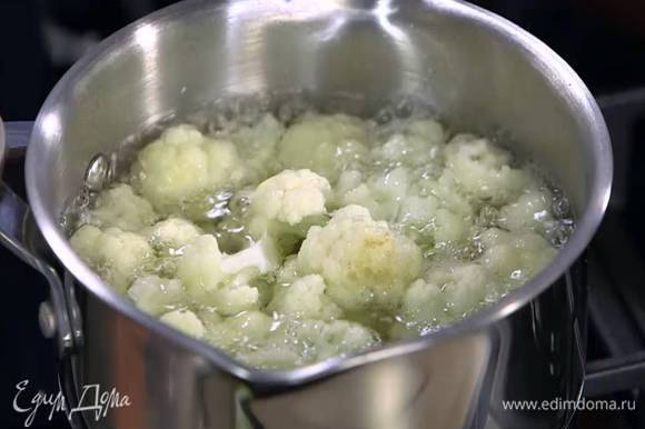 Поместить подготовленные овощи в кастрюлю, залить 2 стаканами воды и варить около 20 минут, до готовности.