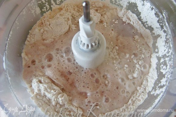 Добавить дрожжи с молоком в мучную смесь и постепенно добавляя оставшееся молоко, замесить тесто.