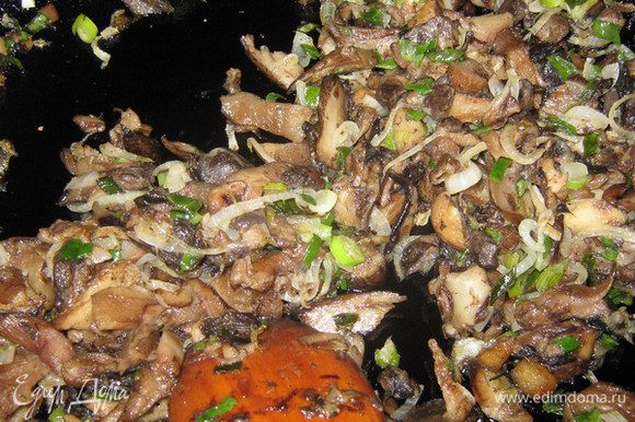 Очищенные и вымытые грибы (у меня были замороженные польские) нарежьте и выложите в сковороду. Выпарите жидкость на медленном огне. Посолите, поперчите, добавьте сливочное масло, нарезанный лук и тушите до готовности.