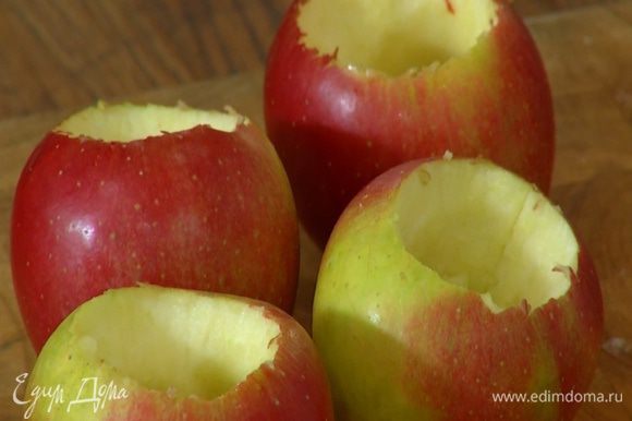 Из яблок удалить сердцевину и, не снимая кожуры, запекать их в разогретой духовке 30–40 минут.