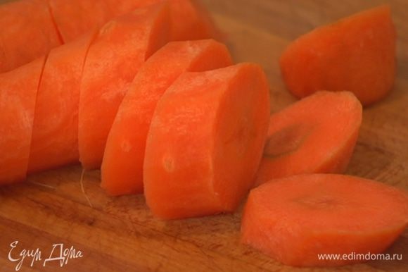 Морковь почистить и нарезать кубиками.