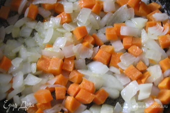 Обжарьте измельченные лук и морковь на растительном масле. Слегка остудите.