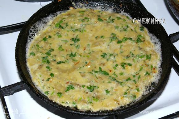 На сковороду добавить 1 ст.л. масла, разогреть, выложить яично-баклажановую массу и жарить под крышкой на медленном огне 10 минут.