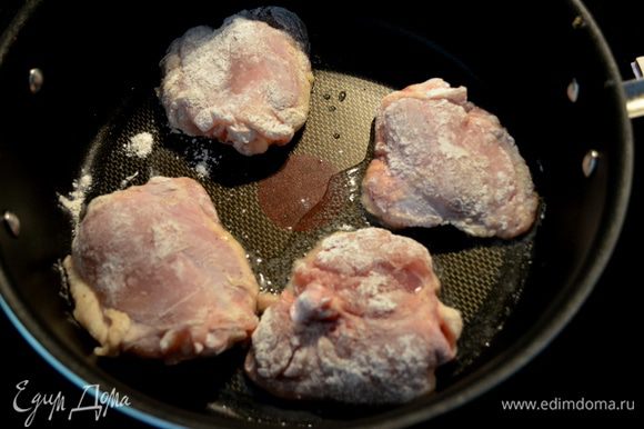 На горячую сковороду с олив.маслом выложить курин.кусочки в панировки и обжарить хорошенько.Если у вас грудка она обжаривается за 7-9 мин.