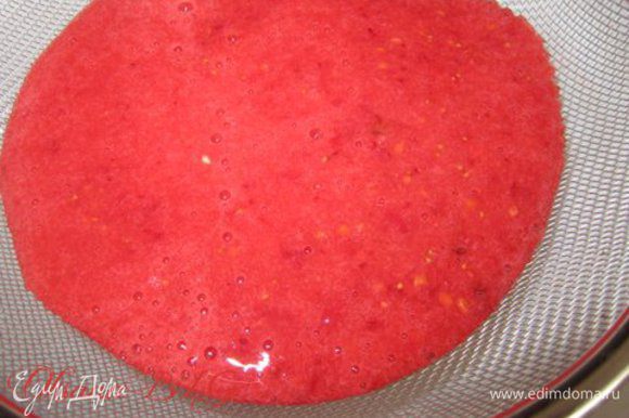 Пюрировать в блендере, пропустить через сито, чтобы убрать все косточки и твердые части ягод. Должен получится неполный стакан пюре.
