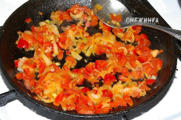 Как только чеснок начнет зарумяниваться, добавьте лук, обжарьте несколько минут, затем положите перец и помидор, томите 5 минут.
