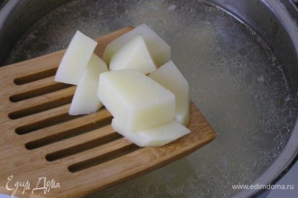 Нарезать картофель, добавить в бульон, варить 10 минут, за это время удалить с лосося кожу (она легко снимается) и разобрать на маленькие кусочки, затем добавить в кастрюлю, следом добавить капусту (не размораживая),