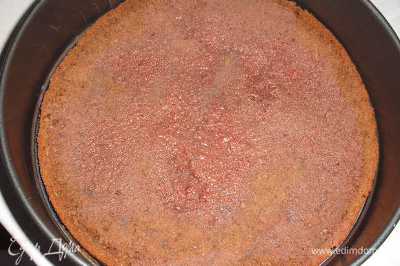 Начинаем сборку торта. На дро разъемной формы выкладываем шоколадный корж, пропитываем сиропом.