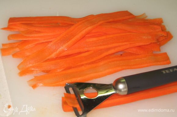 Сначала приготовим плетенку. Для этого надо нарезать тонкими пластинками морковь по всей длине. Лучше всего пользоваться ножом для чистки овощей