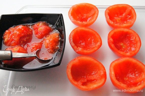 Теперь помидорный черед. Извлекаем мякоть, помидорки постарайтесь купить "толстокорые", они для запекания самое оно!