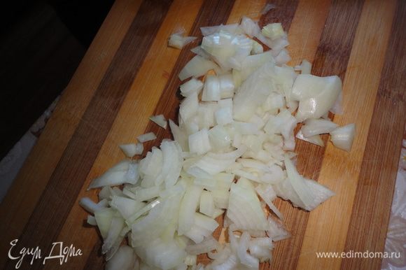 Мелко нарезать луковицу и обжарить на растительном масло до золотистого цвета.