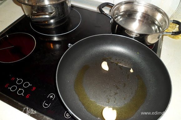 Одновременно вливаем 2 ст.л. оливкового масла на сковороду и обжариваем чеснок до золотистого цвета на среднем огне 2-3 мин