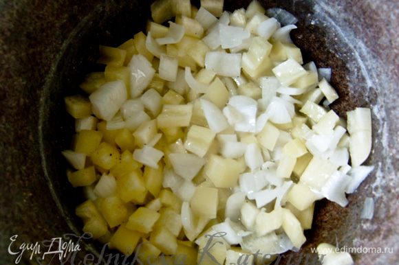 Пока готовится лук, очистить от семян перец и нарезать кубиками. Добавить к луку и тушить несколько минут.