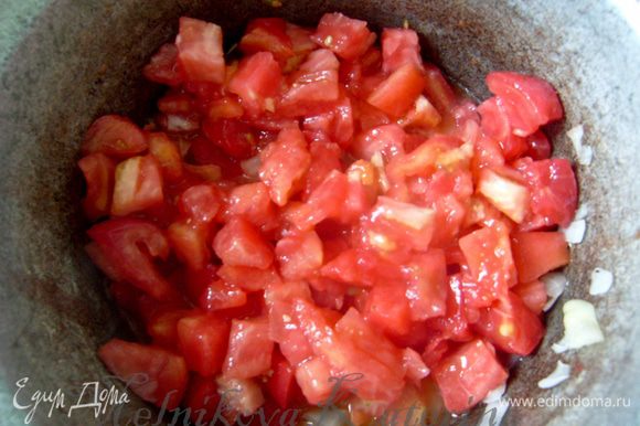 Пока тушится перец, помидоры обдать кипятком и снять кожуру (кстати, можно ее и не снимать, тогда получится супер-ленивая икра). Добавить томаты к овощам. Тушить несколько минут.