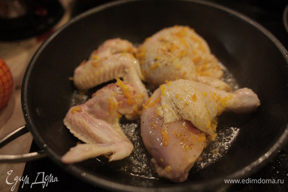 Через прошедшее время маринада, обжариваете быстро, на большом огне куски курицы до бледно-золотистого цвета.
