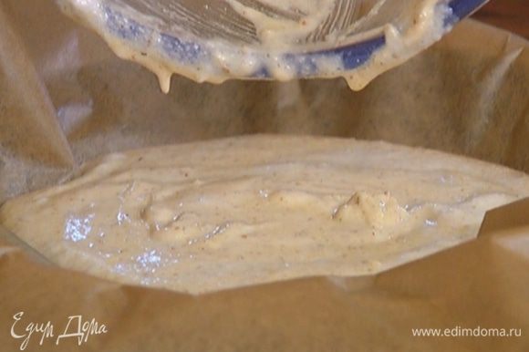 Выстелить форму бумагой для выпечки, выложить тесто и отправить в разогретую духовку на 25 минут.