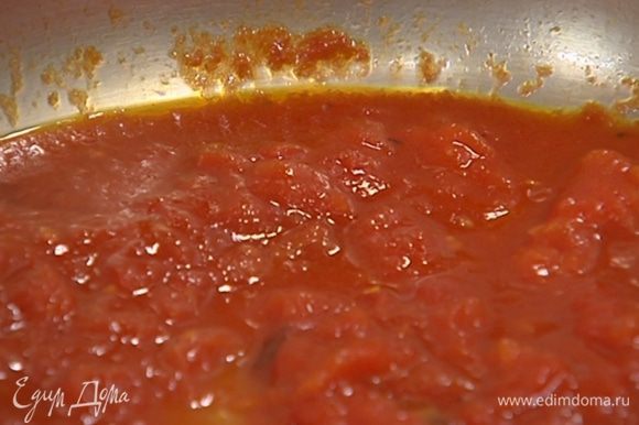Растопить в небольшой кастрюле сливочное масло и тушить помидоры, пока они не превратятся в густой соус.