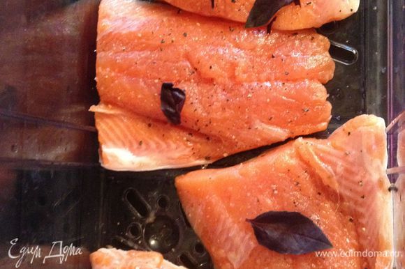 Филе рыбы укладываем в пароварку, солим, перчим, сверху кладем по 2 листика базилика. Если нет свежего, можно посыпать сухим. Готовим 15 мин.