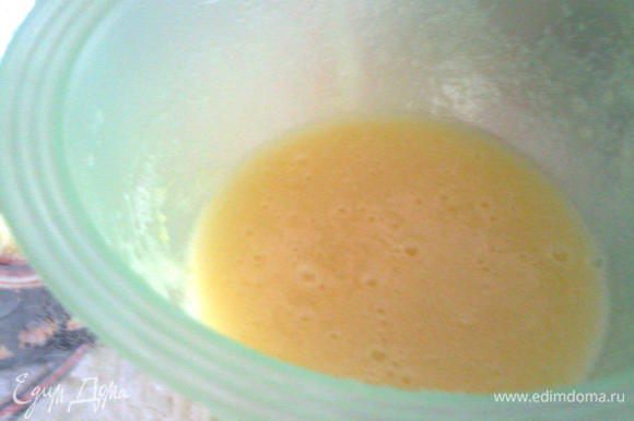 Яйца комнатной температуры взбить с сахаром в пышную белую массу.