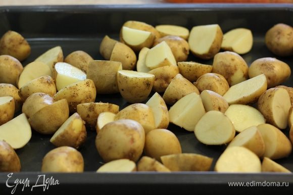 Порежьте картофель кусками не больше трех сантиметров.