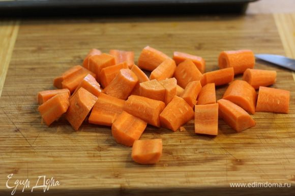 Порежьте морковь не больше полутора-двух сантиметров.