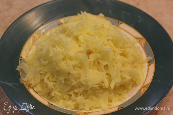 Натрите на крупной терке сырой картофель. Слегка выжмите его и добавьте к фаршу.