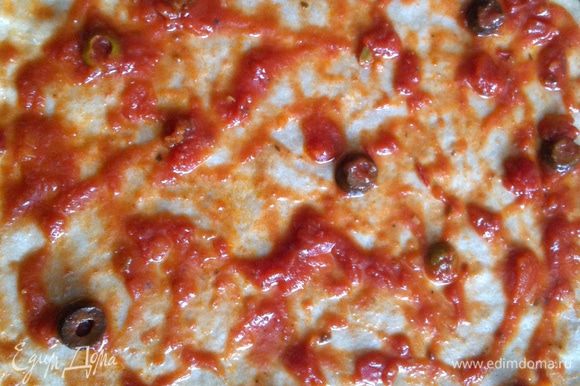 Смазать тесто томатной пастой.