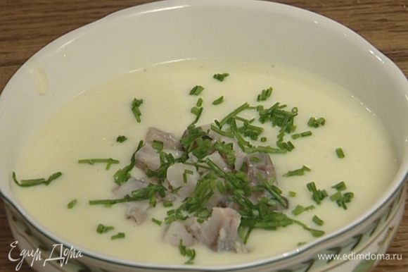 Разлить суп в тарелки, добавить в каждую несколько кусочков селедки, присыпать зеленым луком.
