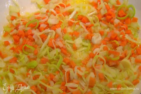 Морковь и сельдерей отправить в кастрюлю к луку и тушить около 5 минут до мягкости.