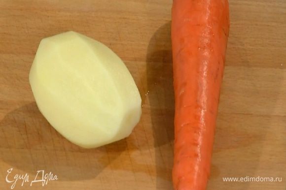 Картофель, морковь и лук почистить и мелко порубить.