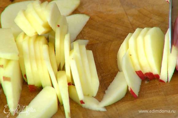 Яблоко очистить от кожуры и, удалив сердцевину, нарезать тонкими дольками.