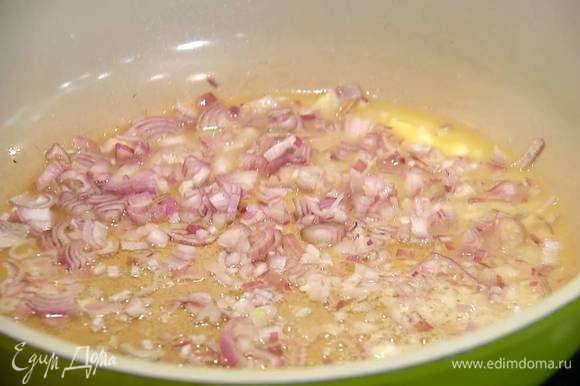 Разогреть в сковороде растительное масло и потушить лук.