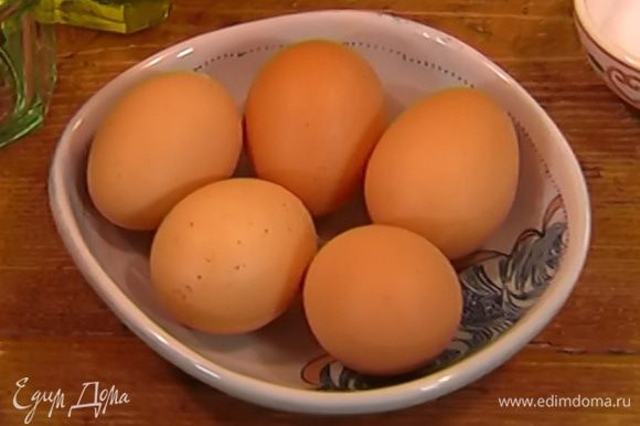 Яйца промыть губкой, лучше всего с содой или уксусом.