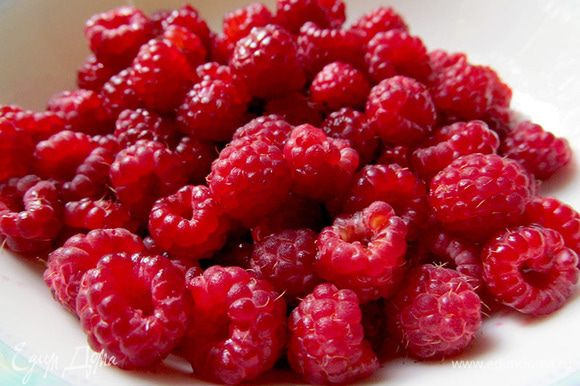 1 ст. ягод смешать с сахаром и протереть через сито, чтобы освободить от мелких косточек. Остальные ягоды промыть и оставить целыми для наполнения и украшения.
