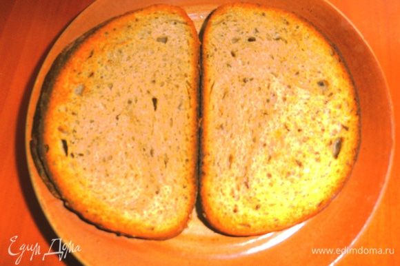Подсушиваем ломтики хлеба(мы любим кислосладкий с тминон,но можно и белый)в тостере немного или на сковороде без масла...