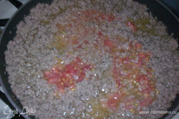 Когда мясо бульон из мяса испарится и оно начнёт поджариваться, добавить тот самый помидорный сок, перемешать и продолжать тушить до полного испарения жидкости.