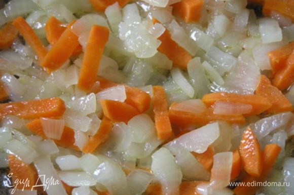 Обжарить на растительном масле нарезанную луковицу, добавить морковь, продолжая обжаривать.