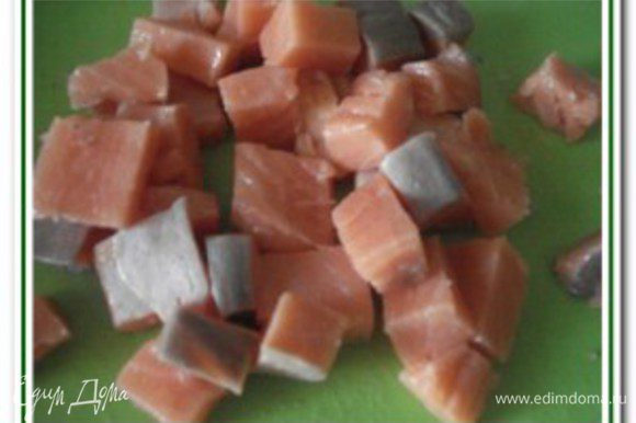 Форель/семгу нарезать кубиками и добавить к помидорам и сливкам, посолить, поперчить и тушить до готовности рыбки.