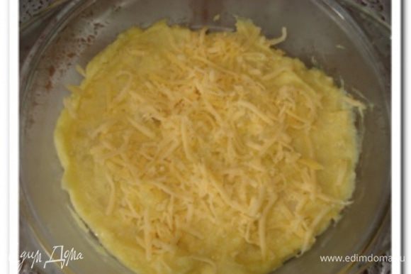 Форму для запекания смазать сливочным маслом. Выложить слоем 1/2 картофельного пюре, посыпать его тертым сыром.