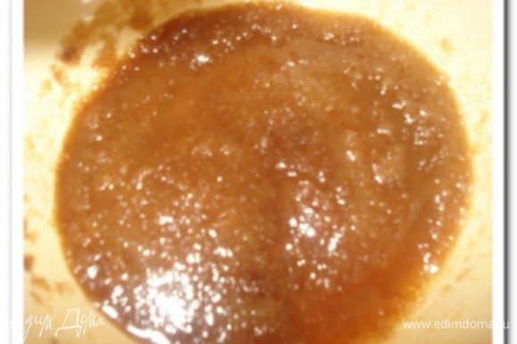 Формочки смазать маслом, выложить тесто на 2/3 объема, маффины хорошо поднимаются. Смешать сахар, корицу и сливочное масло.