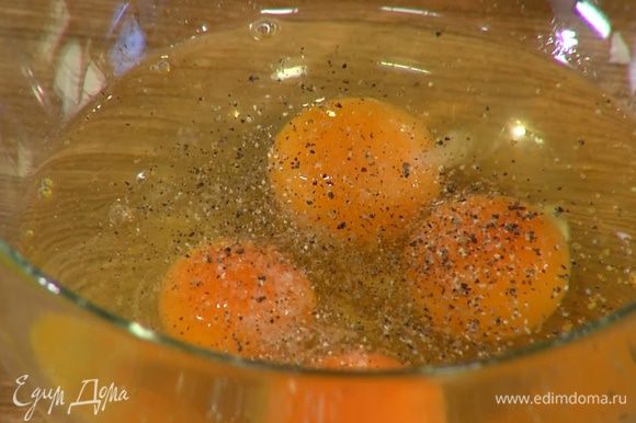 Яйца взбить с солью и перцем, залить ими картофель и еще некоторое время продолжать жарить.