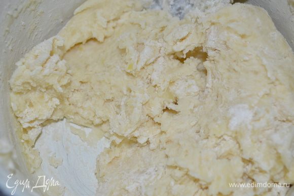 Замешиваем тесто: в пюре добавляем соль, сахар, воду с дрожжами, вводим постепенно муку - хорошо замешиваем. Тесто должно быть мягким и оставляем подходить на 40 минут.