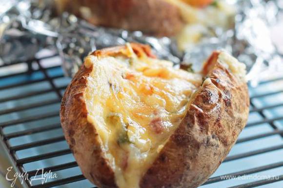 Картофельную ракушку наполнить пюре, присыпать сверху оставшимся сыром, завернуть в фольгу, оставив ее чуть приоткрытой, и отправить на 10 минут в разогретую духовку или под гриль, чтобы сыр запекся.