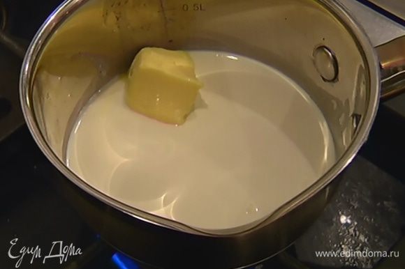 Влить в кастрюлю 300 мл молока и довести до кипения, затем добавить 60 г сливочного масла и 60 г сахара, все перемешать и остудить.