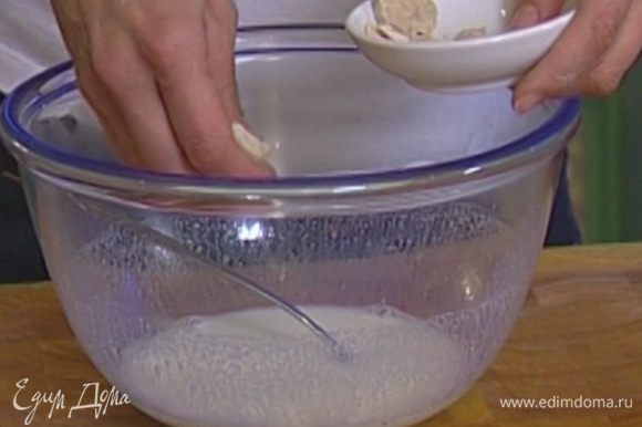 Оставшееся молоко слегка подогреть (оно должно быть теплым, но не горячим), добавить дрожжи, яйцо, 1 ст. ложку сахара и 1 ст. ложку муки. Все вымешать и поставить в теплое место на 10–15 минут.