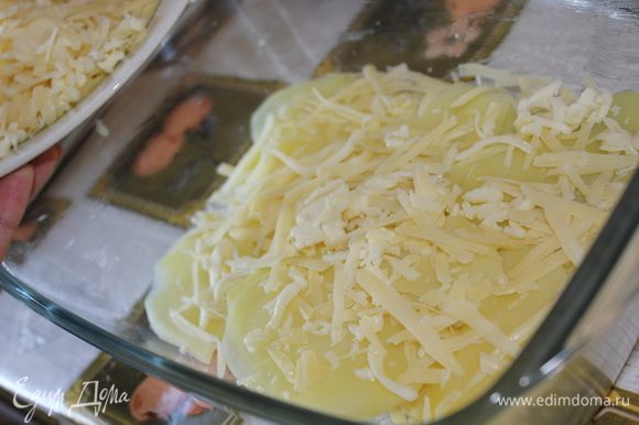 Керамическую или другую удобную форму (жаропрочную) смазать кусочком сливочного масла. Первый слой будет тертый сыр. Второй слой - картофель. Третьим слоем выкладываем лук с чесноком. Снова картофель. Сверху посыпать сыром и залить сметанным соусом.