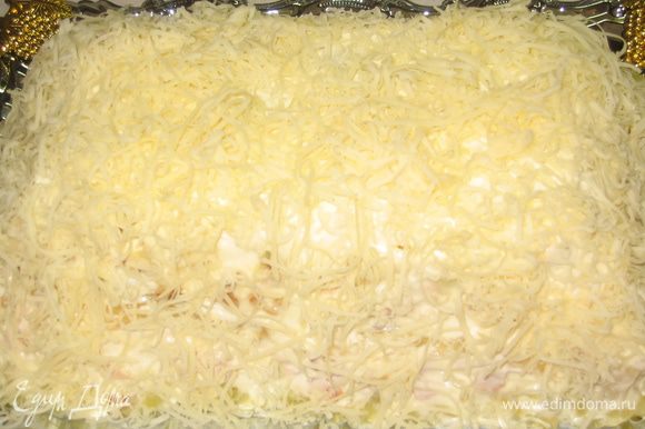 Натереть на терке сыр и выложить его на всю поверхность салата. Отправить его в холодильник на 1 час. На этом этапе салат уже готов и его можно есть.