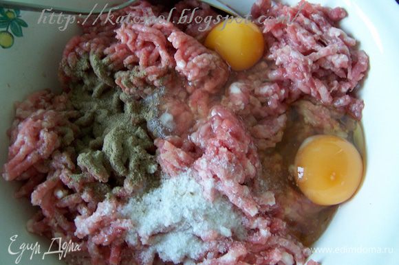 Мясо пропустить через мясорубку. Добавить яйца, соль, перец и тщательно перемешать.