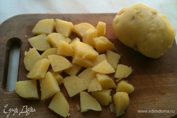 Картофель отварить в мундире, очистить и еще теплым порезать на кусочки...