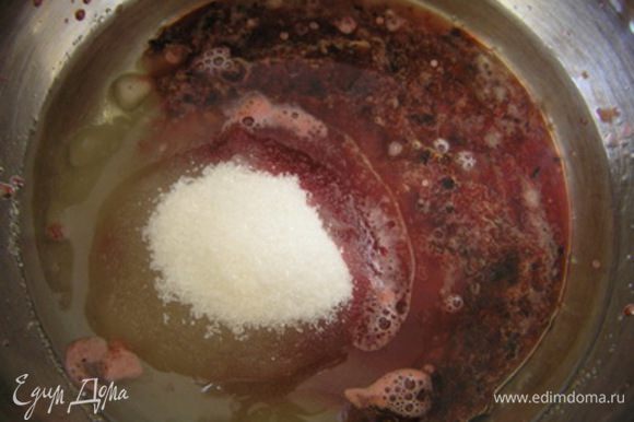 Черешневое пюре перелить в миску, добавить яблочный сок, соль, сахар и растительное масло, перемешать.